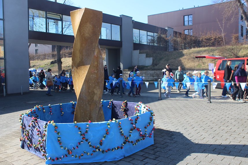 Einhundertundzwanzig Kindergartenkinder feierten mit ihren Erzieherinnen und Erziehern das 20. Jubil&auml;um des Schwefel-Sole-Heilbades Bad Langensalza mit einem Festumzug