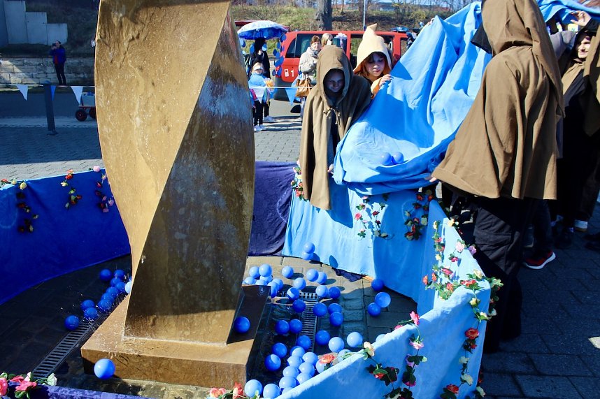 Einhundertundzwanzig Kindergartenkinder feierten mit ihren Erzieherinnen und Erziehern das 20. Jubil&auml;um des Schwefel-Sole-Heilbades Bad Langensalza mit einem Festumzug