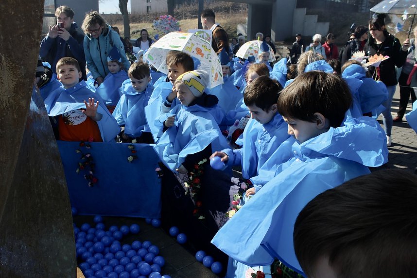 Einhundertundzwanzig Kindergartenkinder feierten mit ihren Erzieherinnen und Erziehern das 20. Jubil&auml;um des Schwefel-Sole-Heilbades Bad Langensalza mit einem Festumzug