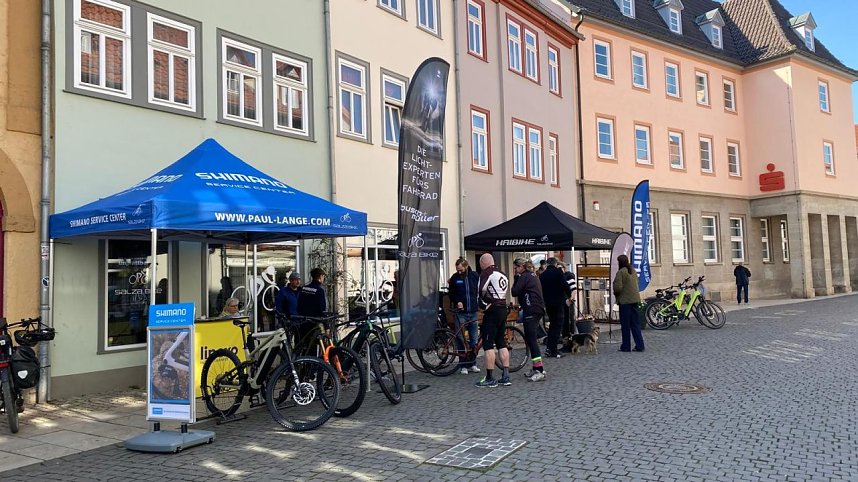 H&auml;ndler kommen aus ihren Gesch&auml;ften auf die Kunden zu