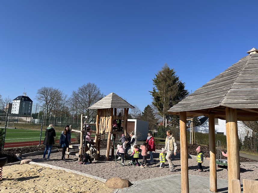 Einweihung des Spielplatzes in der bad Nauheimer Stra&szlig;e 