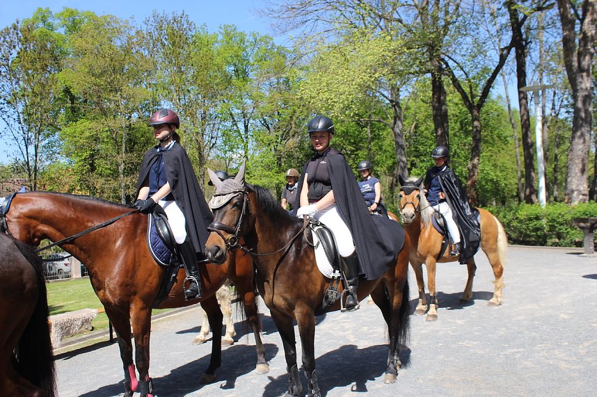 Impressionen Novalisritt 2025 am Schloss "Sophie von K&uuml;hn" in Gr&uuml;ningen