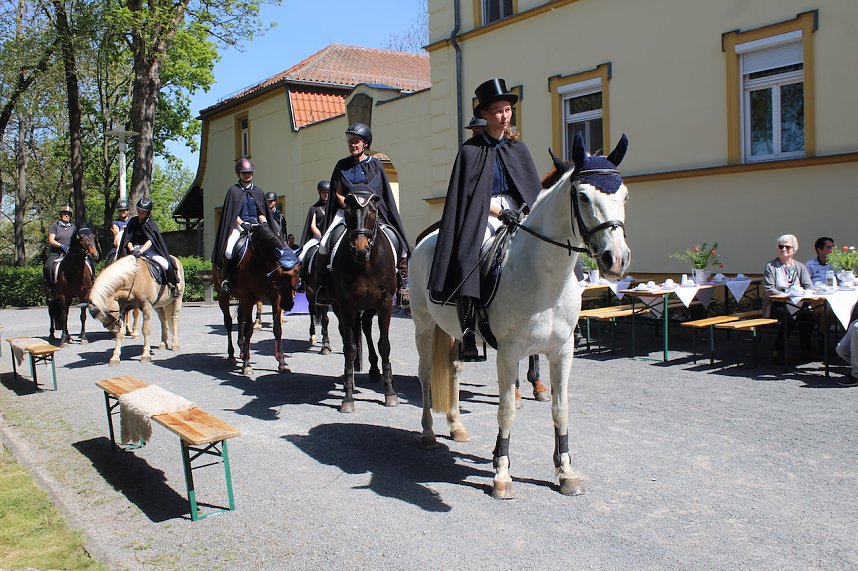 Impressionen Novalisritt 2025 am Schloss "Sophie von K&uuml;hn" in Gr&uuml;ningen