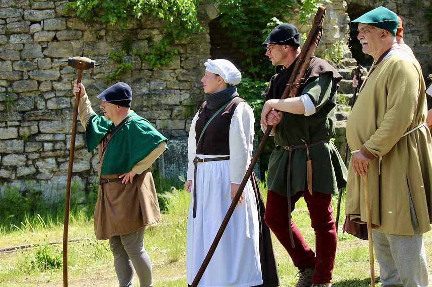 500 Jahre nach dem Bauernkrieg stellen 30 Darsteller in historischen Gew&auml;ndern den M&uuml;ntzer-Zug nach und machen Station in Ebeleben