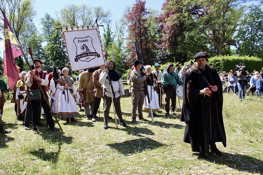 500 Jahre nach dem Bauernkrieg stellen 30 Darsteller in historischen Gew&auml;ndern den M&uuml;ntzer-Zug nach und machen Station in Ebeleben