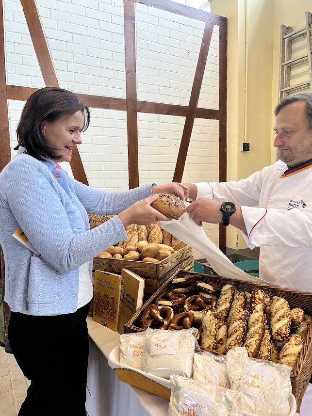 Handwerkeraktionstag in Sondershausen - Landr&auml;tin Antje Hochwind-Schneider und Brotsommelier Nico Heise