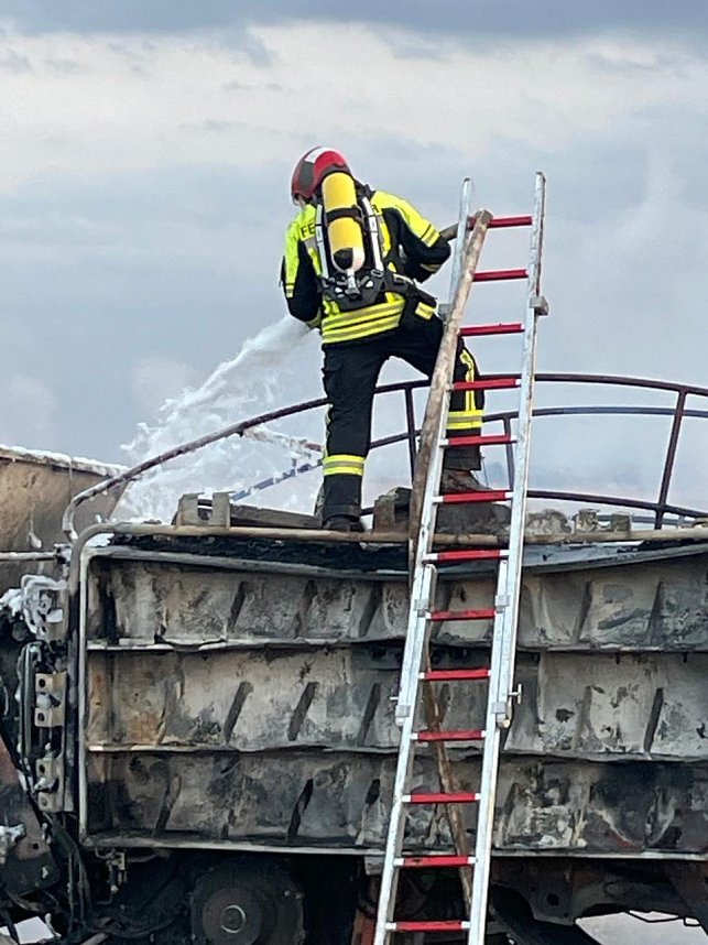 Hoher Schaden nach Feuer auf dem Feld