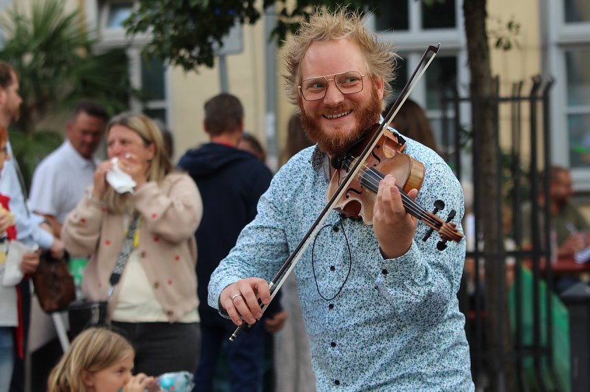 Gute Stimmung auf dem Kornmarkt beim BaLaTon in Bad Langensalza