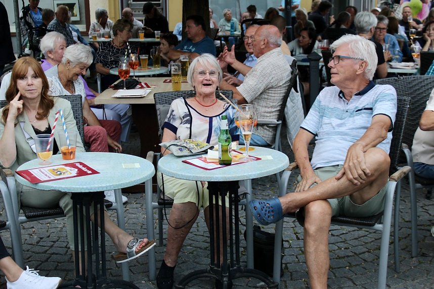 Gute Stimmung auf dem Kornmarkt beim BaLaTon in Bad Langensalza