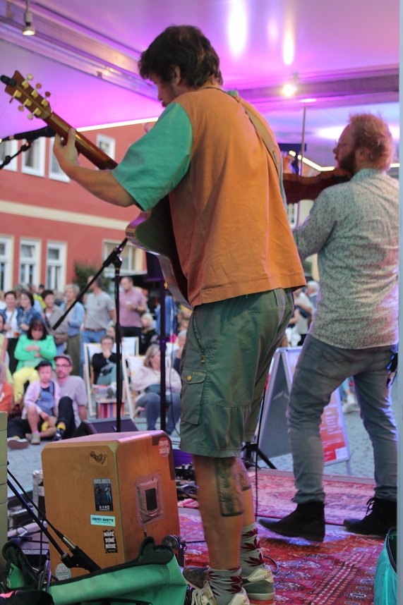 Gute Stimmung auf dem Kornmarkt beim BaLaTon in Bad Langensalza
