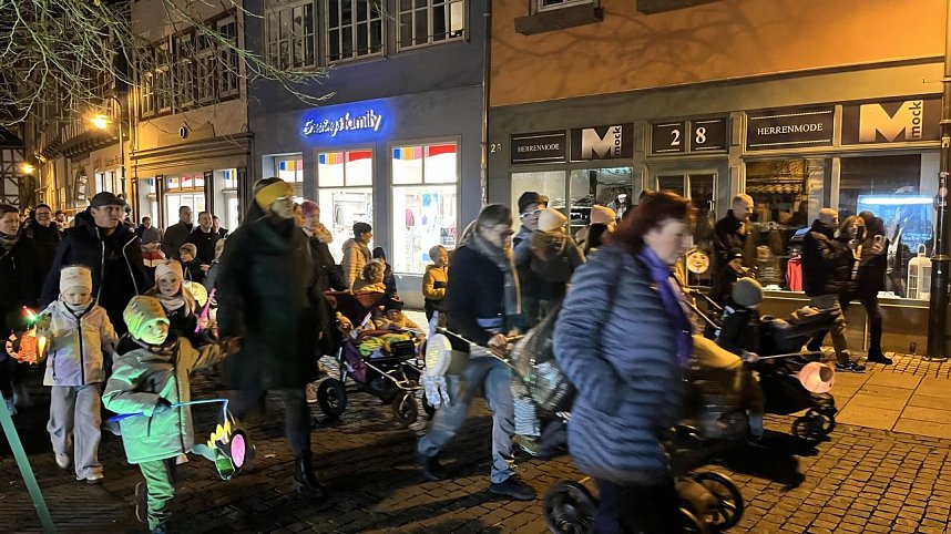 Bunter Kinderwagen beim Martinsumzug durch Bad Langensalza