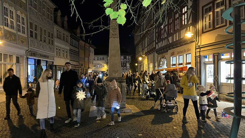 Bunter Kinderwagen beim Martinsumzug durch Bad Langensalza