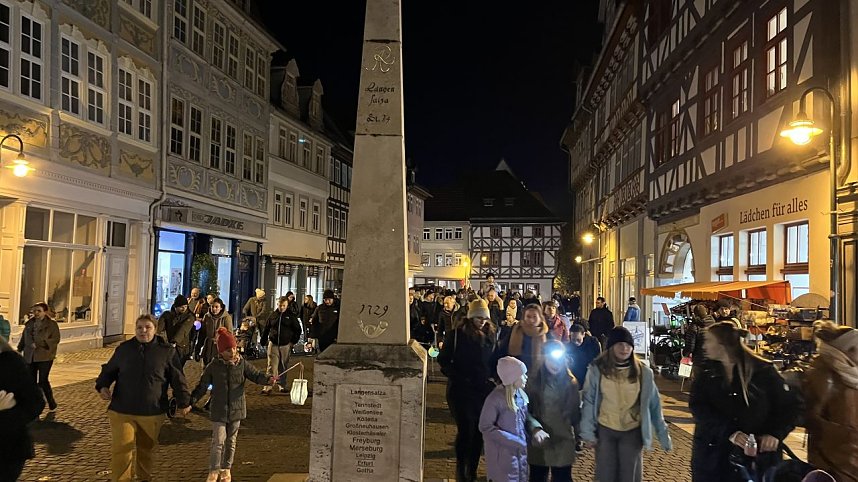 Bunter Kinderwagen beim Martinsumzug durch Bad Langensalza