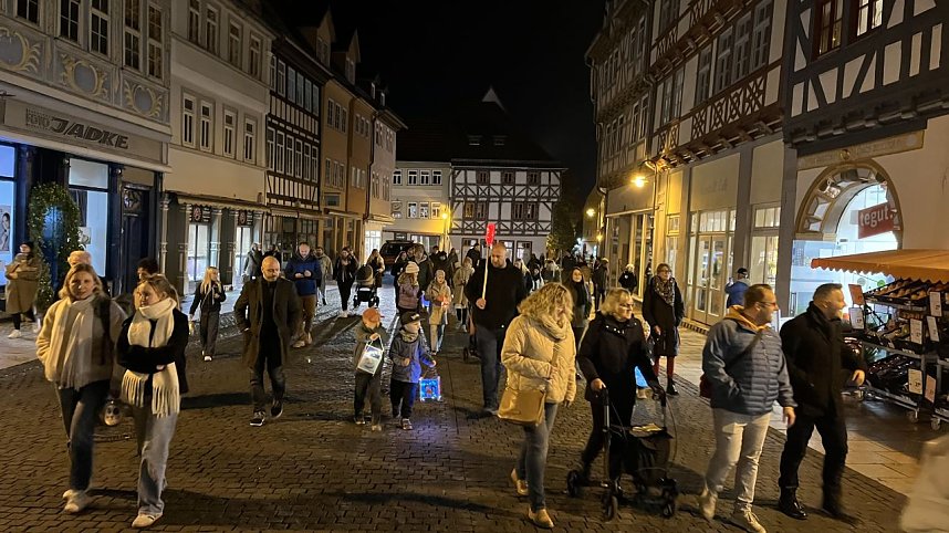 Bunter Kinderwagen beim Martinsumzug durch Bad Langensalza