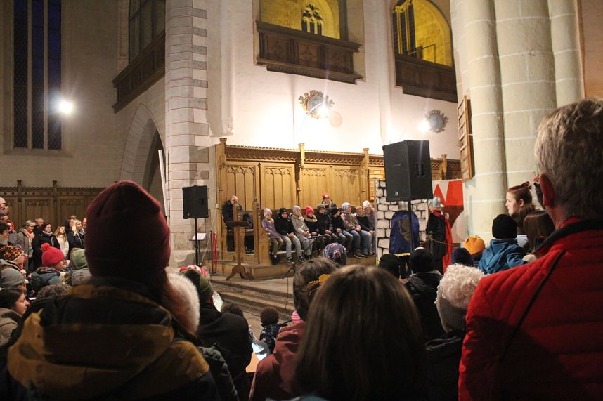 Bunter Kinderwagen beim Martinsumzug durch Bad Langensalza