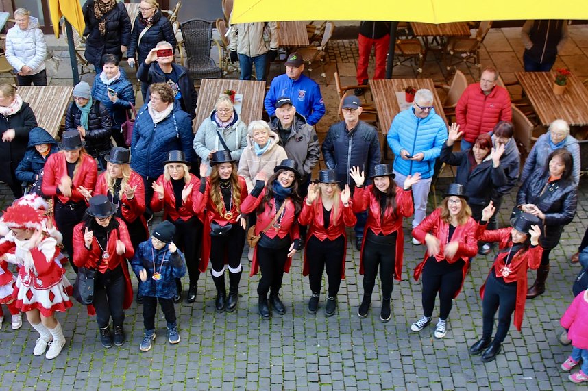 Beginn der 5. Jahreszeit. Kinder erst&uuml;rmen Langensalzaer Rathaus