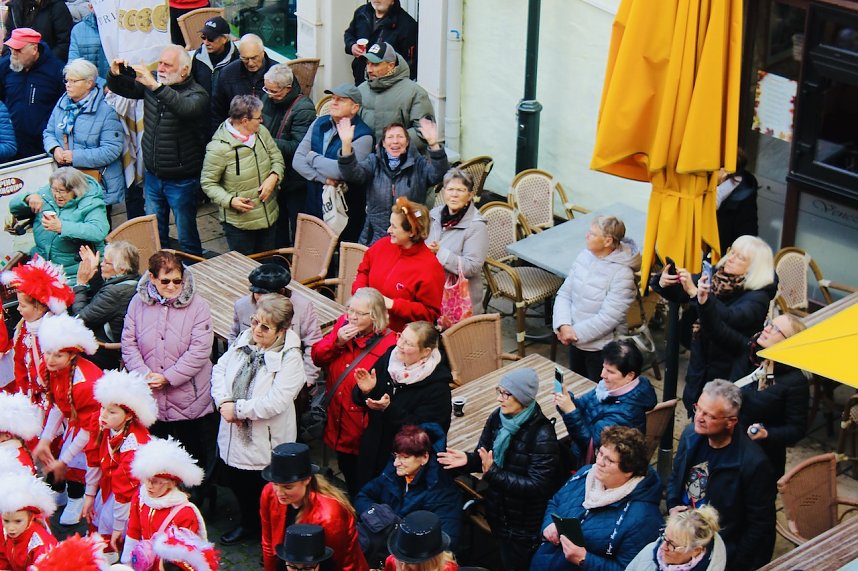 Beginn der 5. Jahreszeit. Kinder erst&uuml;rmen Langensalzaer Rathaus