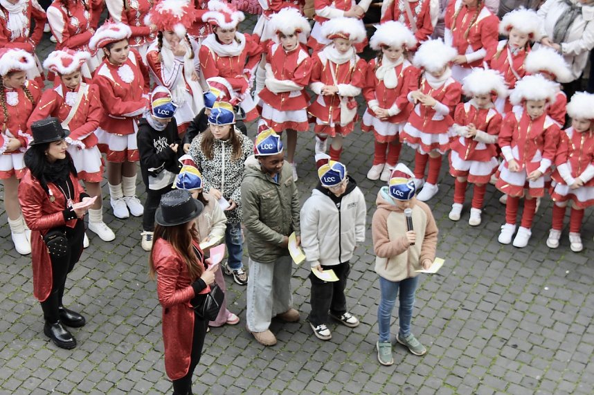 Beginn der 5. Jahreszeit. Kinder erst&uuml;rmen Langensalzaer Rathaus
