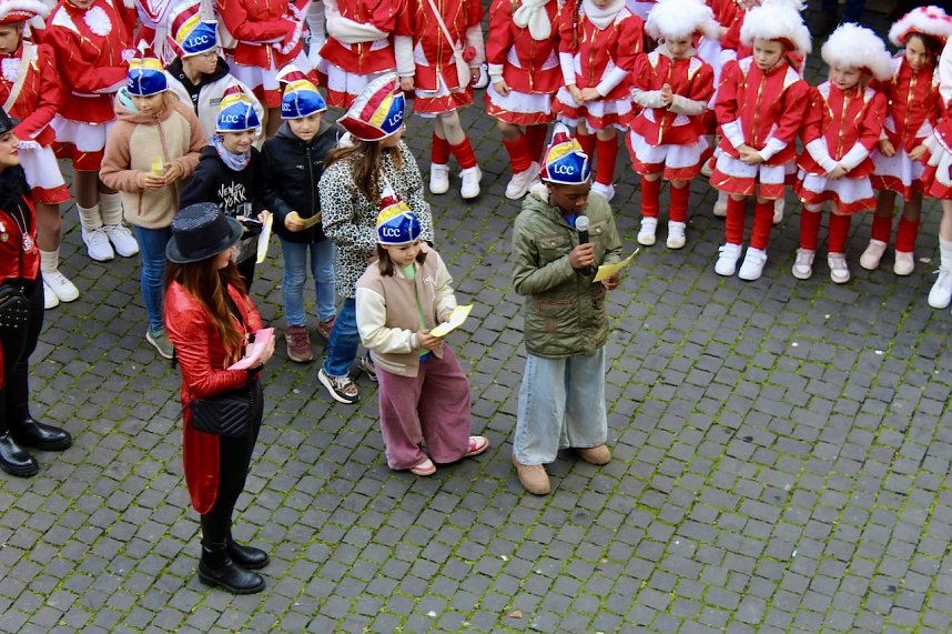 Beginn der 5. Jahreszeit. Kinder erst&uuml;rmen Langensalzaer Rathaus