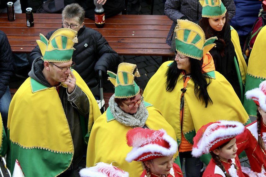 Beginn der 5. Jahreszeit. Kinder erst&uuml;rmen Langensalzaer Rathaus