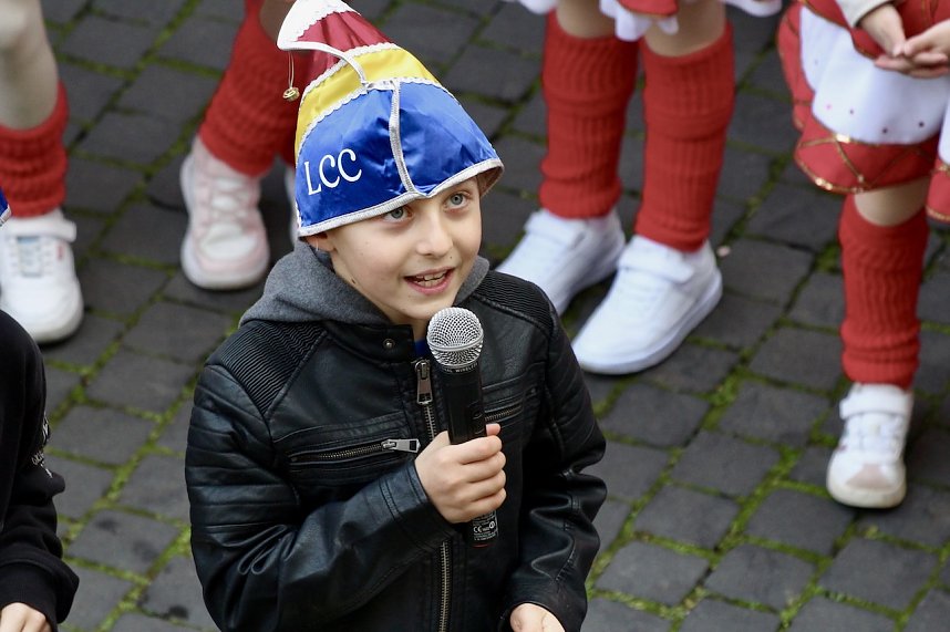 Beginn der 5. Jahreszeit. Kinder erst&uuml;rmen Langensalzaer Rathaus