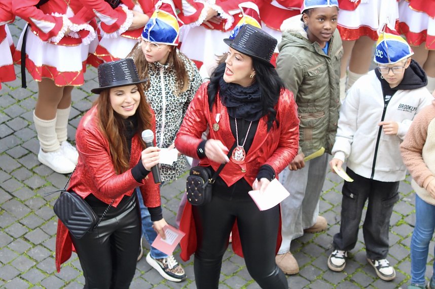 Beginn der 5. Jahreszeit. Kinder erst&uuml;rmen Langensalzaer Rathaus