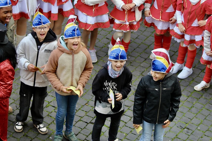 Beginn der 5. Jahreszeit. Kinder erst&uuml;rmen Langensalzaer Rathaus