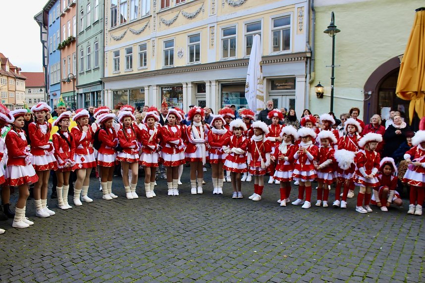 Beginn der 5. Jahreszeit. Kinder erst&uuml;rmen Langensalzaer Rathaus
