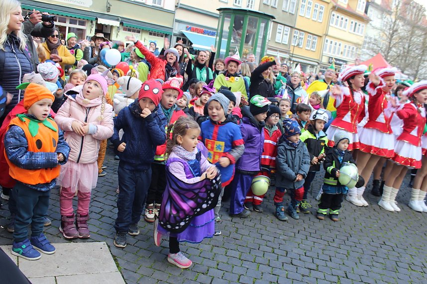 Beginn der 5. Jahreszeit. Kinder erst&uuml;rmen Langensalzaer Rathaus