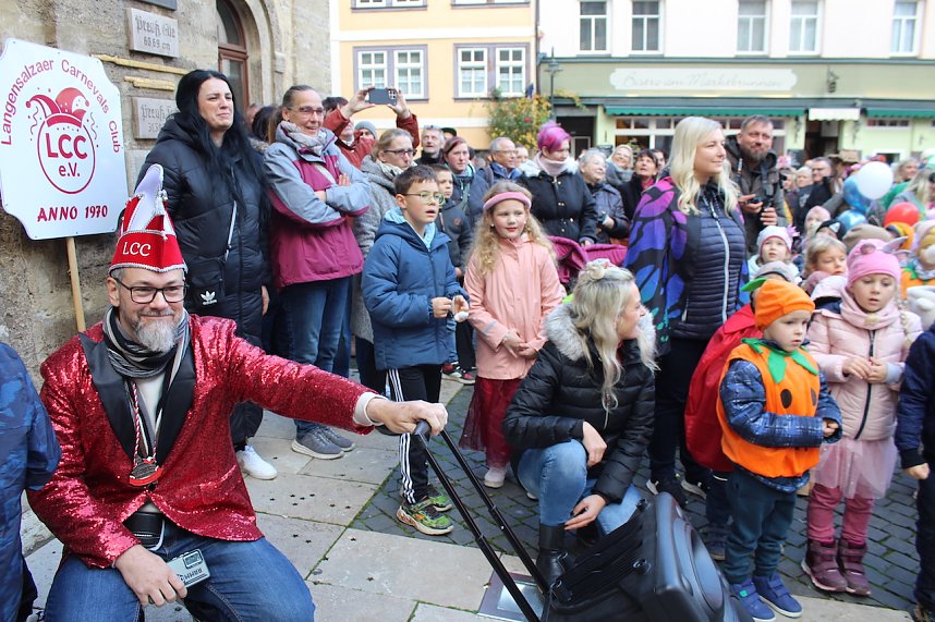 Beginn der 5. Jahreszeit. Kinder erst&uuml;rmen Langensalzaer Rathaus