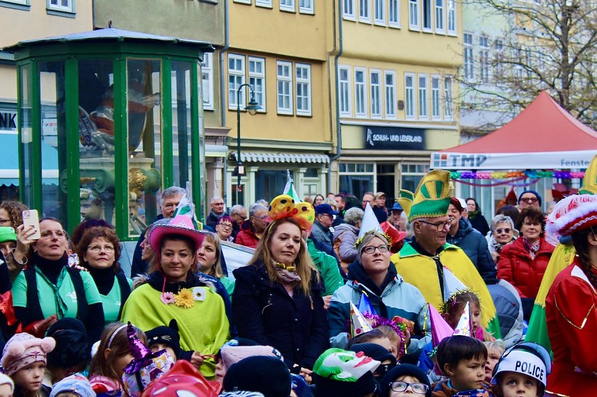 Beginn der 5. Jahreszeit. Kinder erst&uuml;rmen Langensalzaer Rathaus