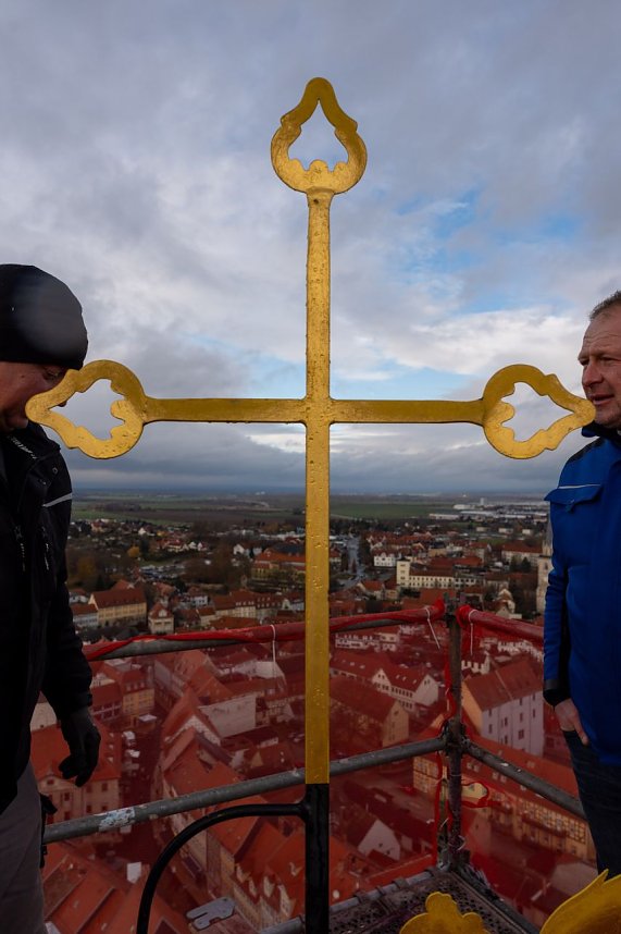 Zeitkapseln und neue Spitze f&uuml;r die Langensalzaer Marktkirche 