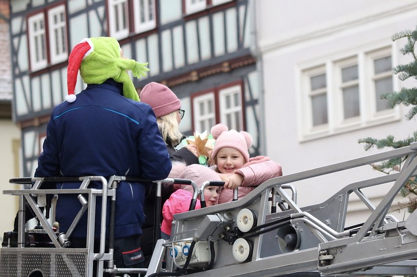 Gro&szlig;e Freude bei kleinen Wichteln - Kita Kinder schm&uuml;cken Weihnachtsbaum am Bad Langensalzaer Rathaus
