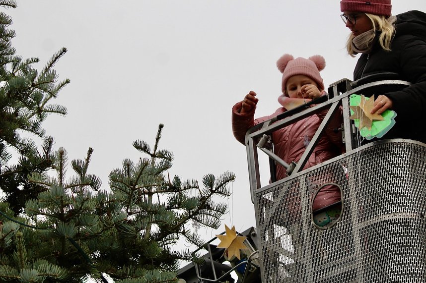 Gro&szlig;e Freude bei kleinen Wichteln - Kita Kinder schm&uuml;cken Weihnachtsbaum am Bad Langensalzaer Rathaus