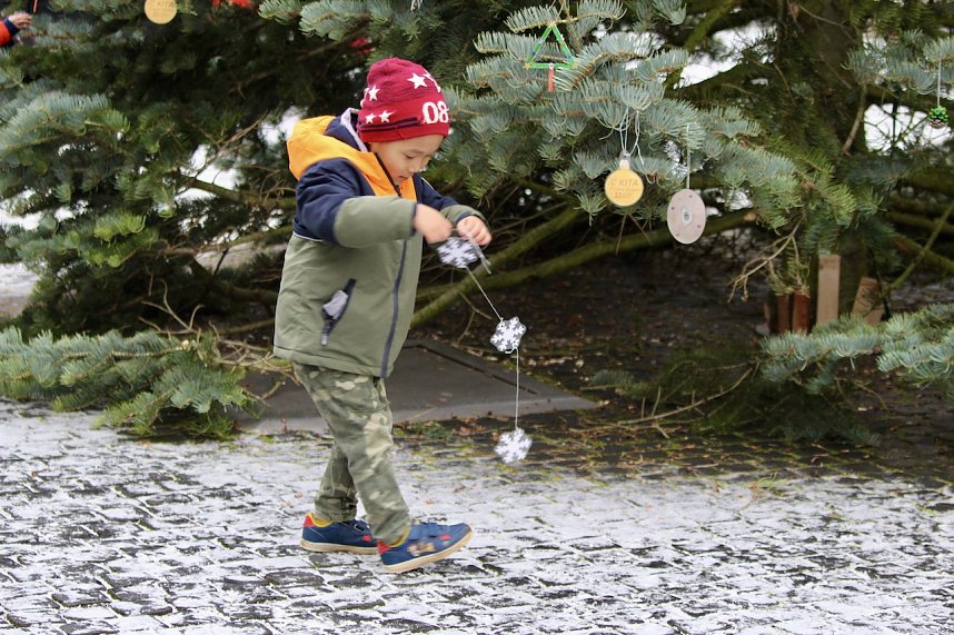 Gro&szlig;e Freude bei kleinen Wichteln - Kita Kinder schm&uuml;cken Weihnachtsbaum am Bad Langensalzaer Rathaus