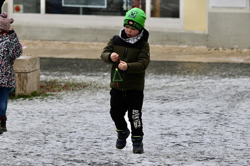 Gro&szlig;e Freude bei kleinen Wichteln - Kita Kinder schm&uuml;cken Weihnachtsbaum am Bad Langensalzaer Rathaus