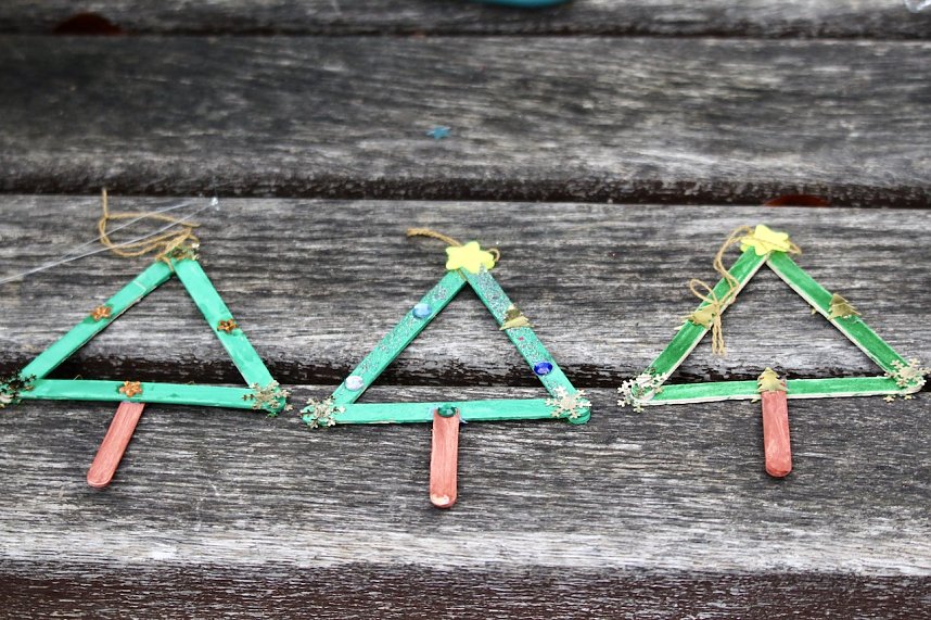 Gro&szlig;e Freude bei kleinen Wichteln - Kita Kinder schm&uuml;cken Weihnachtsbaum am Bad Langensalzaer Rathaus
