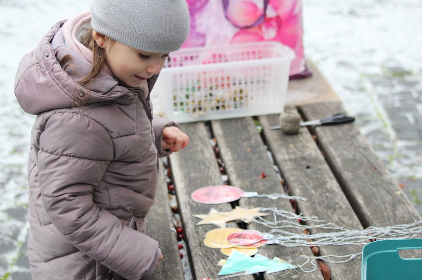 Gro&szlig;e Freude bei kleinen Wichteln - Kita Kinder schm&uuml;cken Weihnachtsbaum am Bad Langensalzaer Rathaus