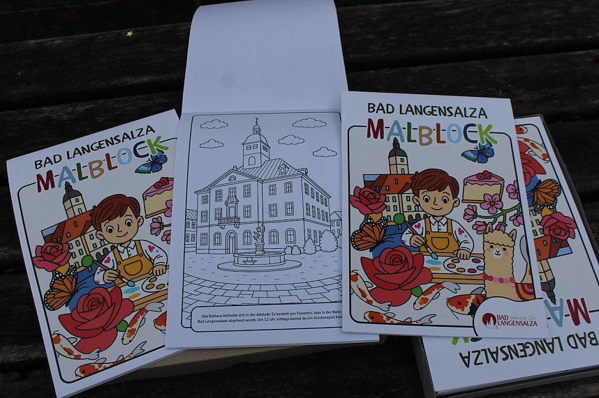 Gro&szlig;e Freude bei kleinen Wichteln - Kita Kinder schm&uuml;cken Weihnachtsbaum am Bad Langensalzaer Rathaus