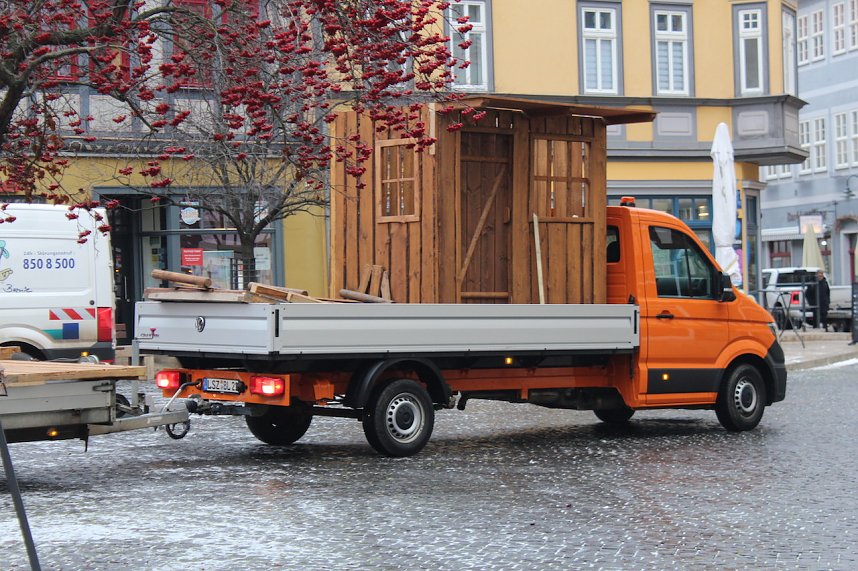 Gro&szlig;e Freude bei kleinen Wichteln - Kita Kinder schm&uuml;cken Weihnachtsbaum am Bad Langensalzaer Rathaus