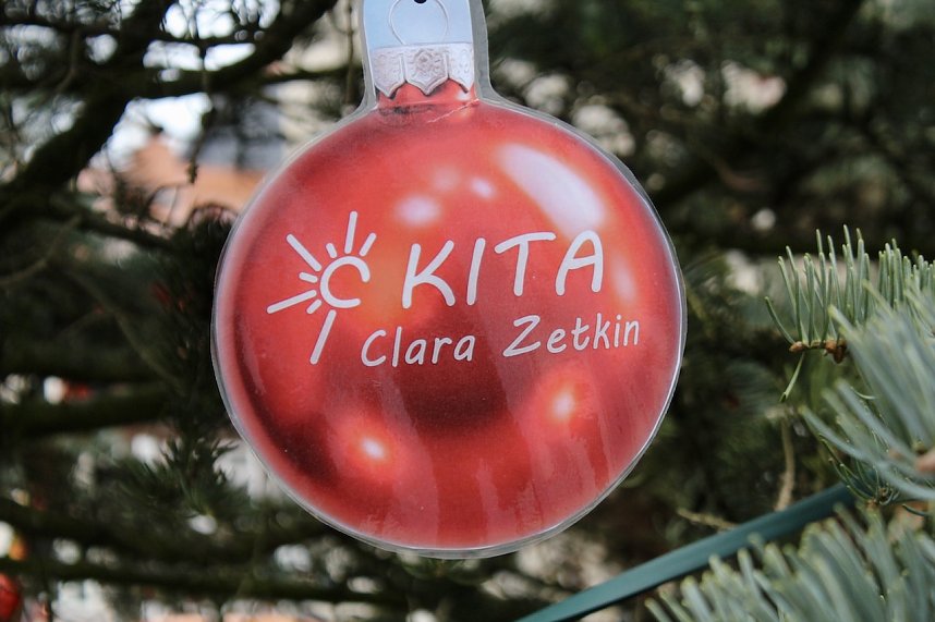 Gro&szlig;e Freude bei kleinen Wichteln - Kita Kinder schm&uuml;cken Weihnachtsbaum am Bad Langensalzaer Rathaus