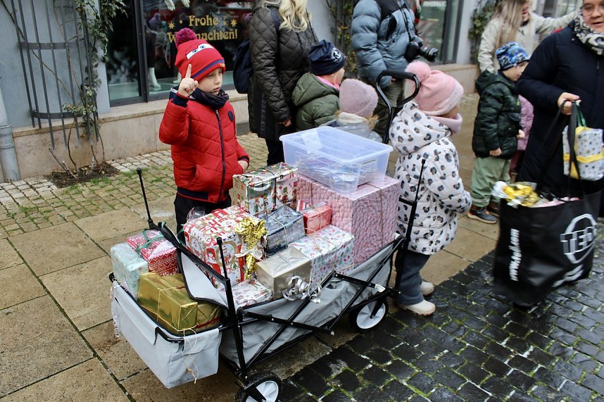 Gro&szlig;e Freude bei kleinen Wichteln - Kita Kinder schm&uuml;cken Weihnachtsbaum am Bad Langensalzaer Rathaus