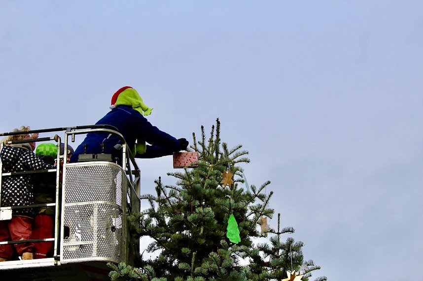 Gro&szlig;e Freude bei kleinen Wichteln - Kita Kinder schm&uuml;cken Weihnachtsbaum am Bad Langensalzaer Rathaus