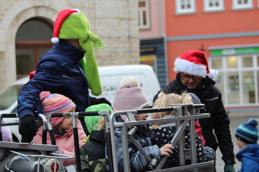 Gro&szlig;e Freude bei kleinen Wichteln - Kita Kinder schm&uuml;cken Weihnachtsbaum am Bad Langensalzaer Rathaus