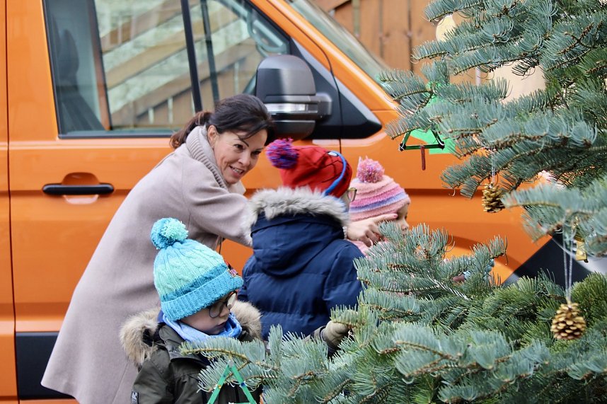 Kita Kinder schm&uuml;cken mit Kurdirektorin Katja Rudolph den Weihnachtsbaum am Bad Langensalzaer Rathaus