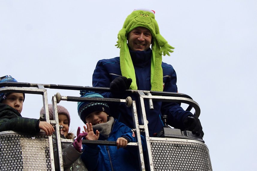Gro&szlig;e Freude bei kleinen Wichteln - Kita Kinder schm&uuml;cken Weihnachtsbaum am Bad Langensalzaer Rathaus
