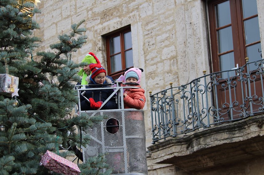 Gro&szlig;e Freude bei kleinen Wichteln - Kita Kinder schm&uuml;cken Weihnachtsbaum am Bad Langensalzaer Rathaus