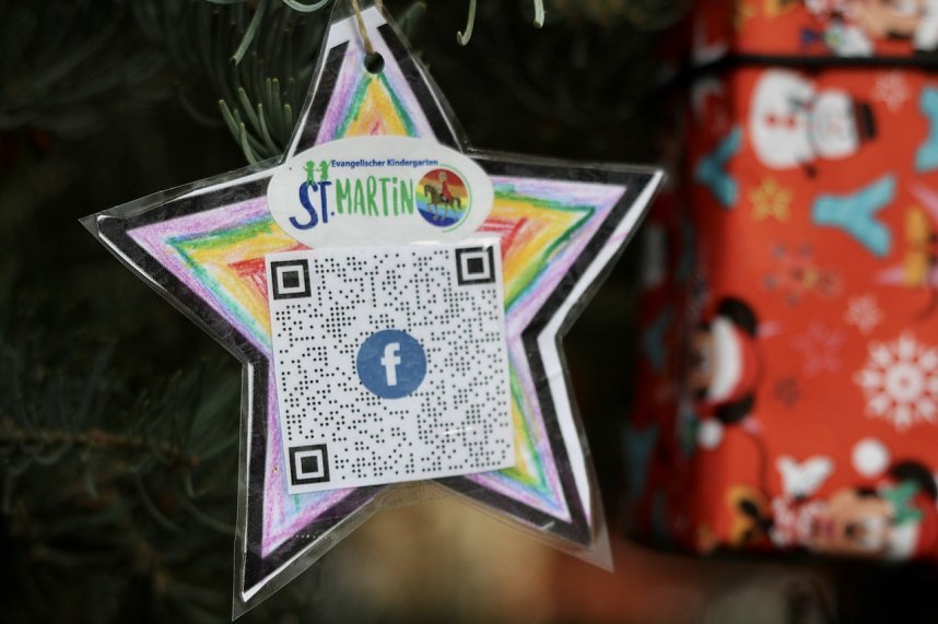 Gro&szlig;e Freude bei kleinen Wichteln - Kita Kinder schm&uuml;cken Weihnachtsbaum am Bad Langensalzaer Rathaus