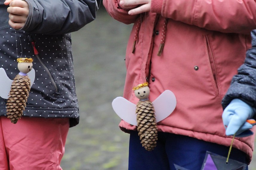 Gro&szlig;e Freude bei kleinen Wichteln - Kita Kinder schm&uuml;cken Weihnachtsbaum am Bad Langensalzaer Rathaus