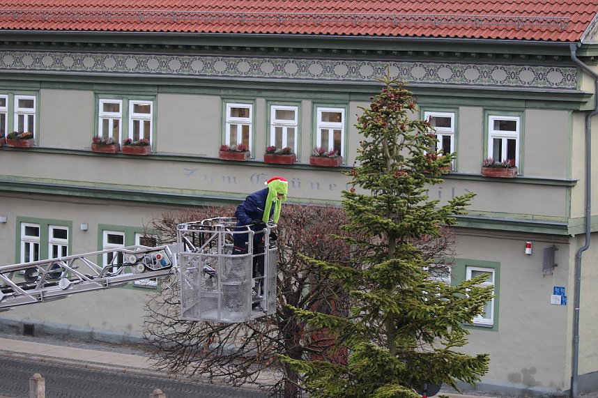Gro&szlig;e Weihnachtsbaumschm&uuml;ck-Aktion auf dem T&ouml;pfermarkt in Bad Langensalza